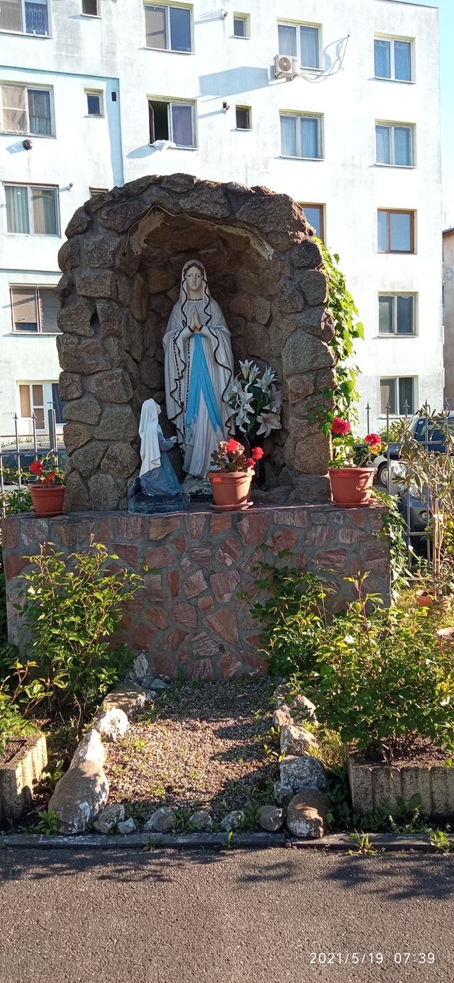 (Foto) Cluj: Statuia Maicii Domnului din Turda a fost vandalizată 1