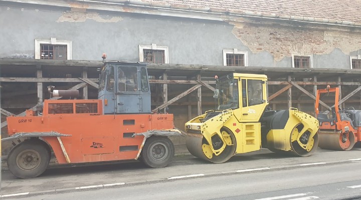 Cluj: „Vineri, ora 18:00. B-dul 21 Decembrie, trafic restricționat pe 2 benzi. Coada până aproape de IRA. Pe șantier, nici măcar un muncitor” 1