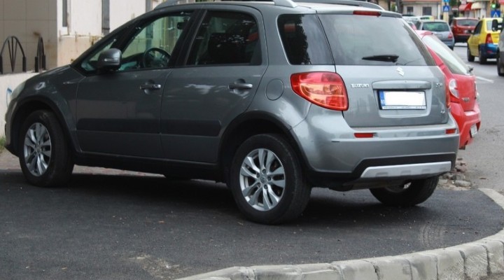 Proiect: Amenzi maxime pentru șoferii care parchează abuziv pe trotuar, fără să lase loc pietonilor 1