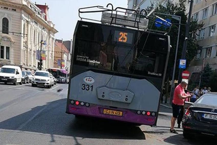 Marius Șumudică, accident cu un troleibuz în centrul Clujului 1