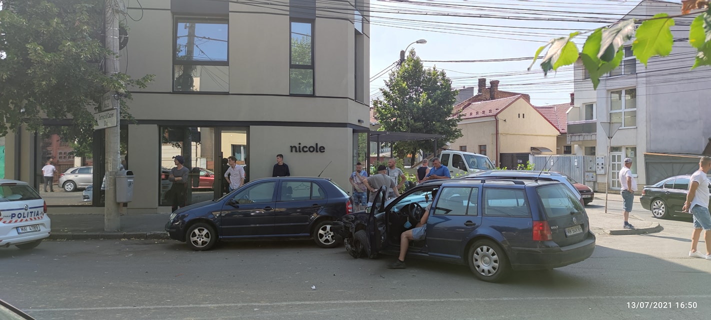 (Foto) Cluj: Mașină răsturnată pe strada Decebal. A avariat 6 autoturisme 3