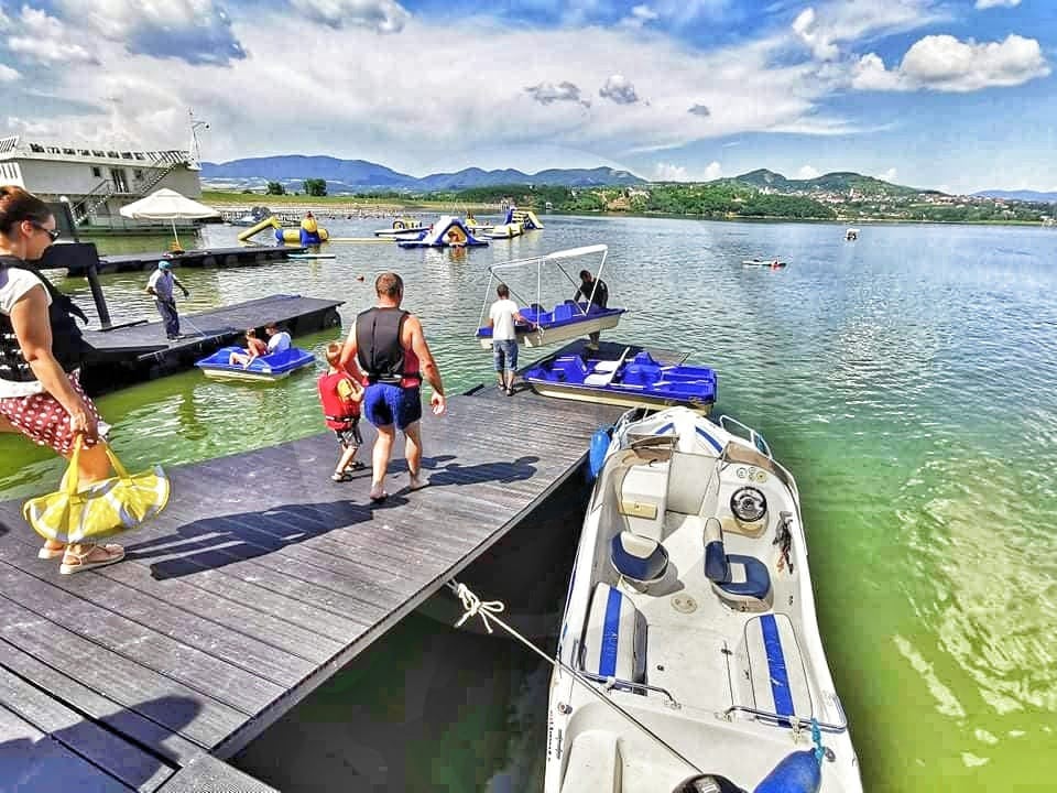(Foto) S-a deschis un alt parc acvatic potrivit pentru clujeni. Atmosferă de litoral și stațiune montană în același loc 1