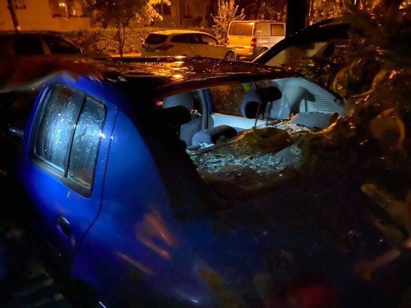 Foto Cluj. Urmările furtunii devastatoare de aseară. Ne-au ciuruit bine. Mașini și bănci distruse, copaci smulși din rădăcină . „De ce nu a primit nimeni alerta, ca vine vremea?” 1