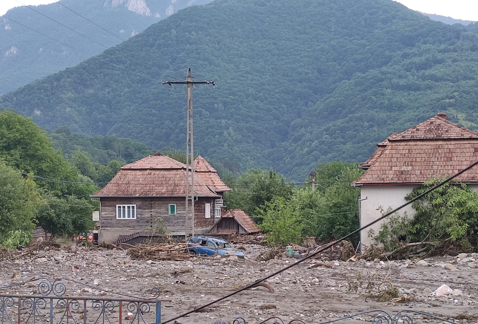 (Foto) Voluntarii CERT Transilvania Cluj, intervenție în satul distrus de ape. „ase și gospodării năruite într-o clipă, animale ucise, drumuri distruse, mașini și utilaje luate de viitură...” 4