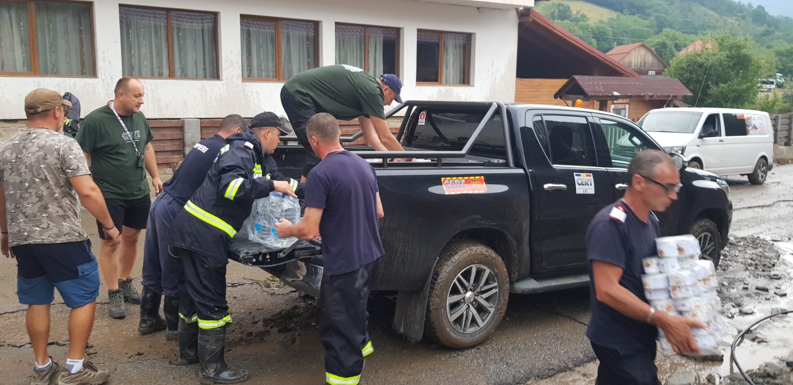 (Foto) Voluntarii CERT Transilvania Cluj, intervenție în satul distrus de ape. „ase și gospodării năruite într-o clipă, animale ucise, drumuri distruse, mașini și utilaje luate de viitură...” 6