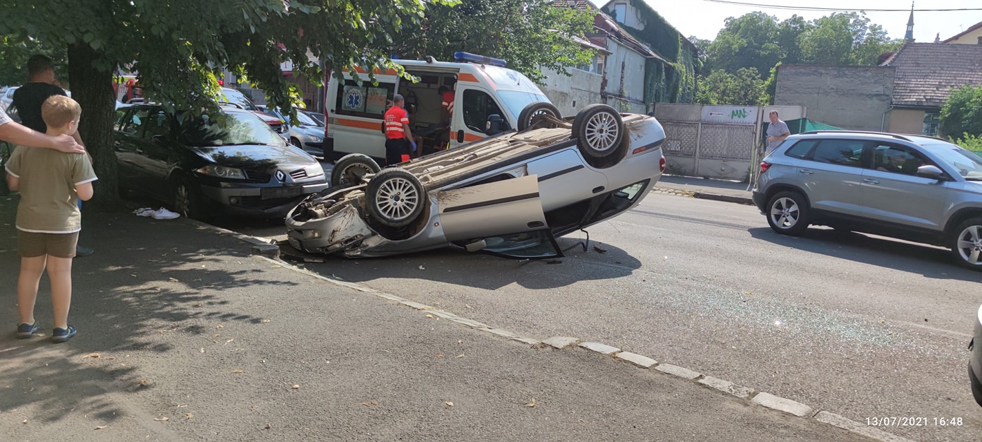 (Foto) Cluj: Mașină răsturnată pe strada Decebal. A avariat 6 autoturisme 1