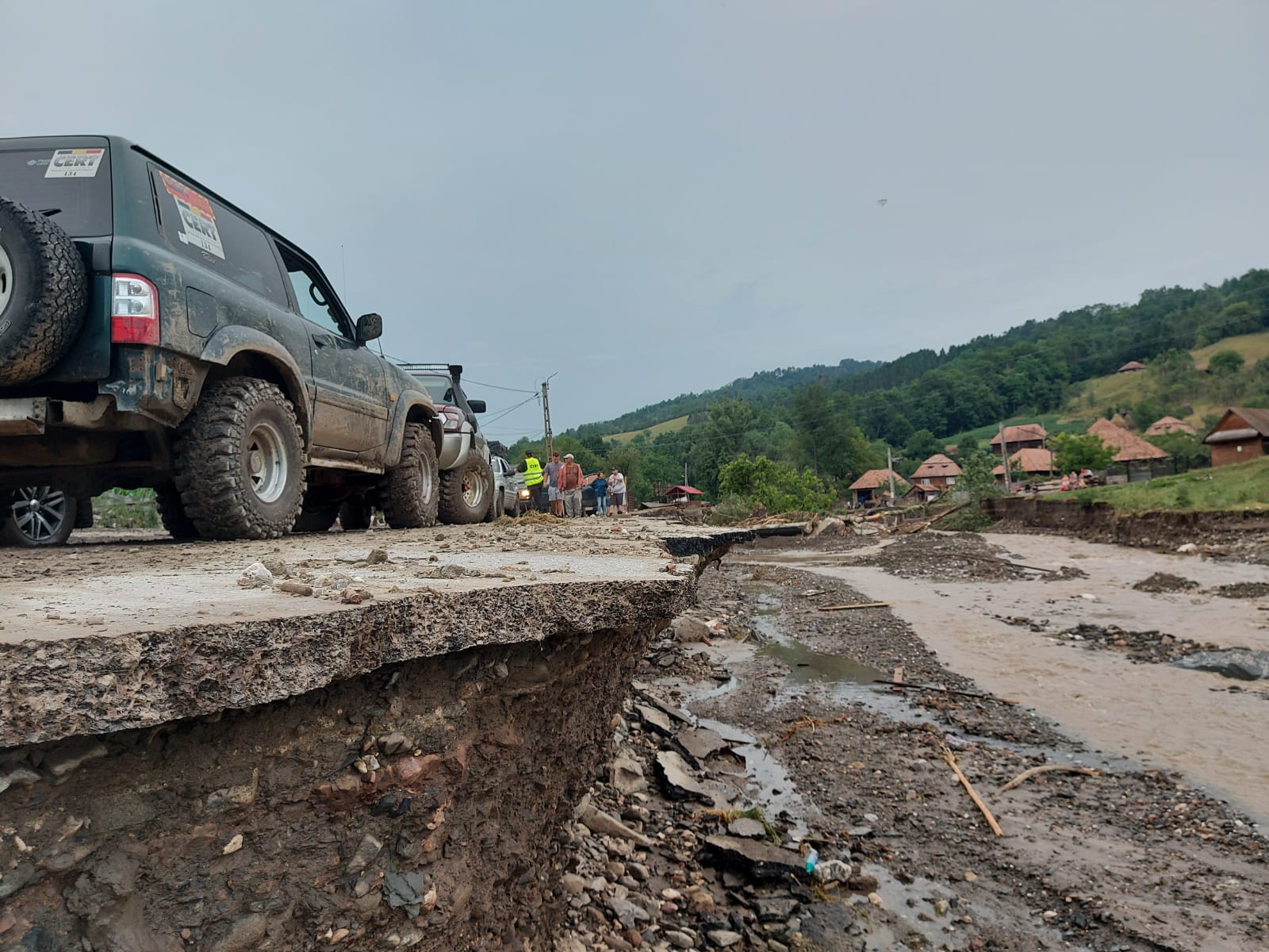 (Foto) Voluntarii CERT Transilvania Cluj, intervenție în satul distrus de ape. „ase și gospodării năruite într-o clipă, animale ucise, drumuri distruse, mașini și utilaje luate de viitură...” 2