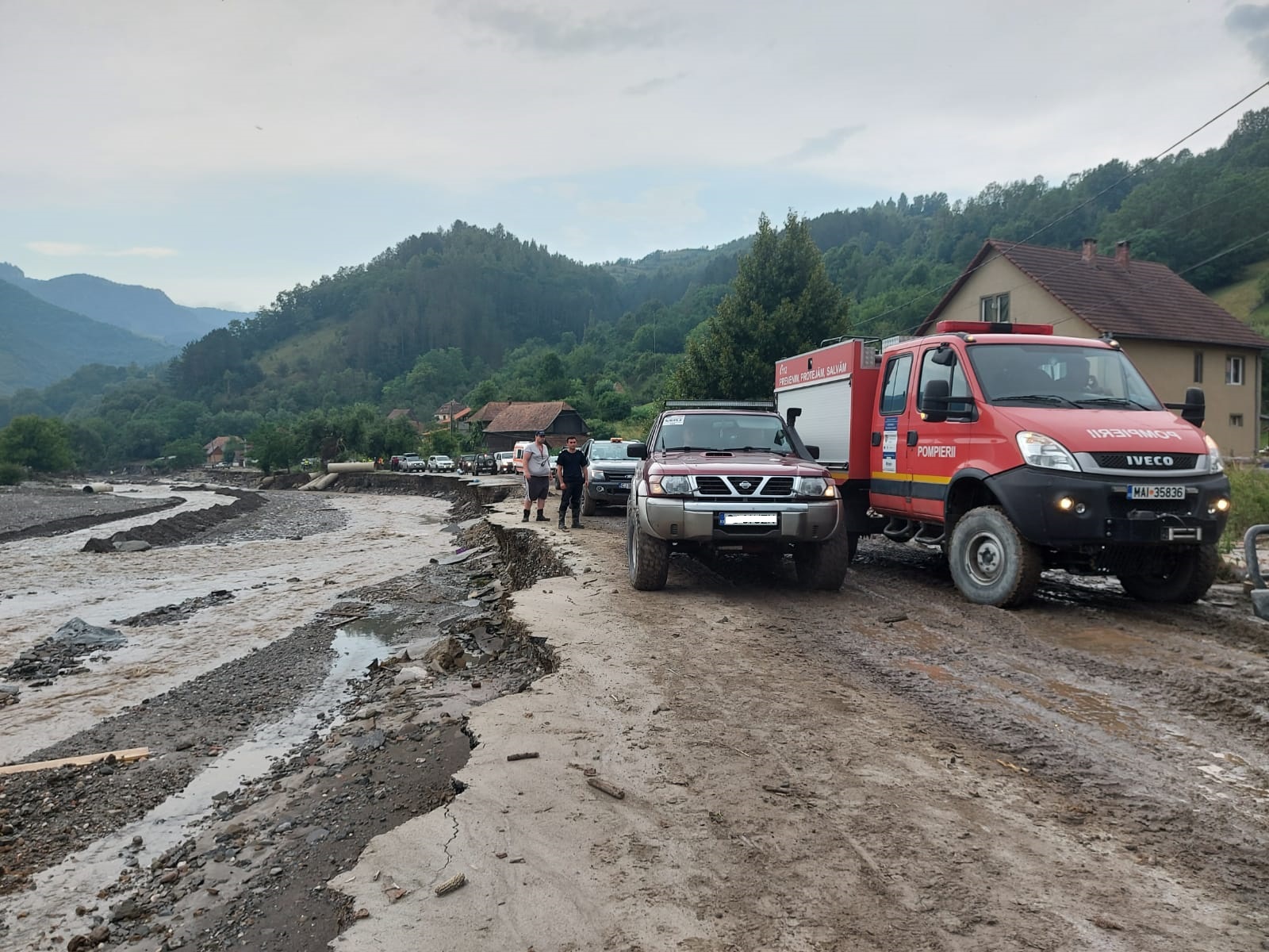 (Foto) Voluntarii CERT Transilvania Cluj, intervenție în satul distrus de ape. „ase și gospodării năruite într-o clipă, animale ucise, drumuri distruse, mașini și utilaje luate de viitură...” 1