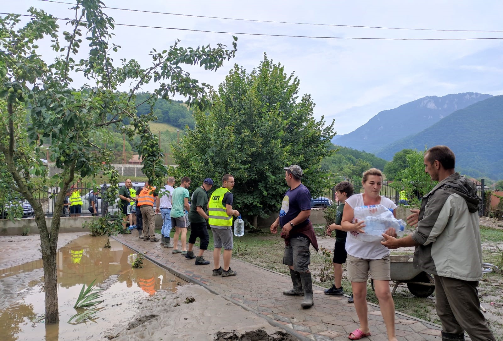 (Foto) Voluntarii CERT Transilvania Cluj, intervenție în satul distrus de ape. „ase și gospodării năruite într-o clipă, animale ucise, drumuri distruse, mașini și utilaje luate de viitură...” 3