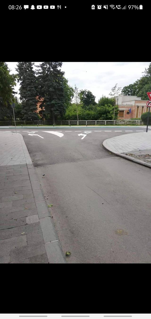 Nou. Intersecția din Cluj cu două ieșiri spre stânga. „Stânga pentru amatori, cea din dreapta pentru profesioniști” 1