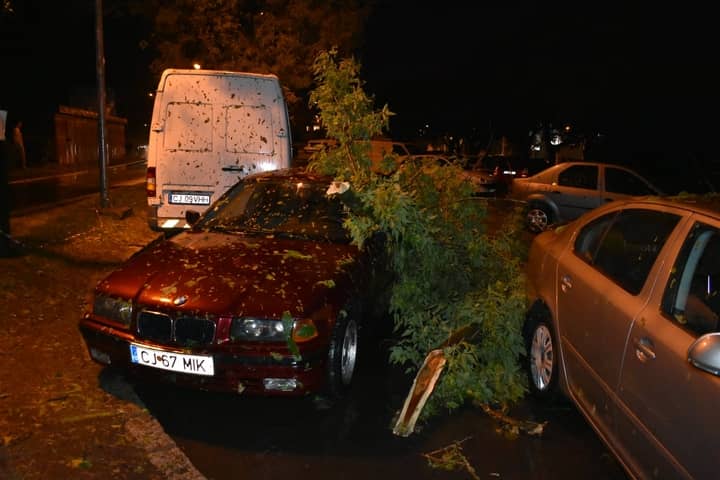 (Foto) Furtună Cluj. Două persoane rănite, 150 de apeluri la ISU, niciun mesaj de avertizare, terasele din Centru erau aproape pline 5