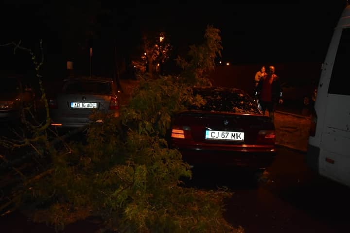 (Foto) Furtună Cluj. Două persoane rănite, 150 de apeluri la ISU, niciun mesaj de avertizare, terasele din Centru erau aproape pline 7