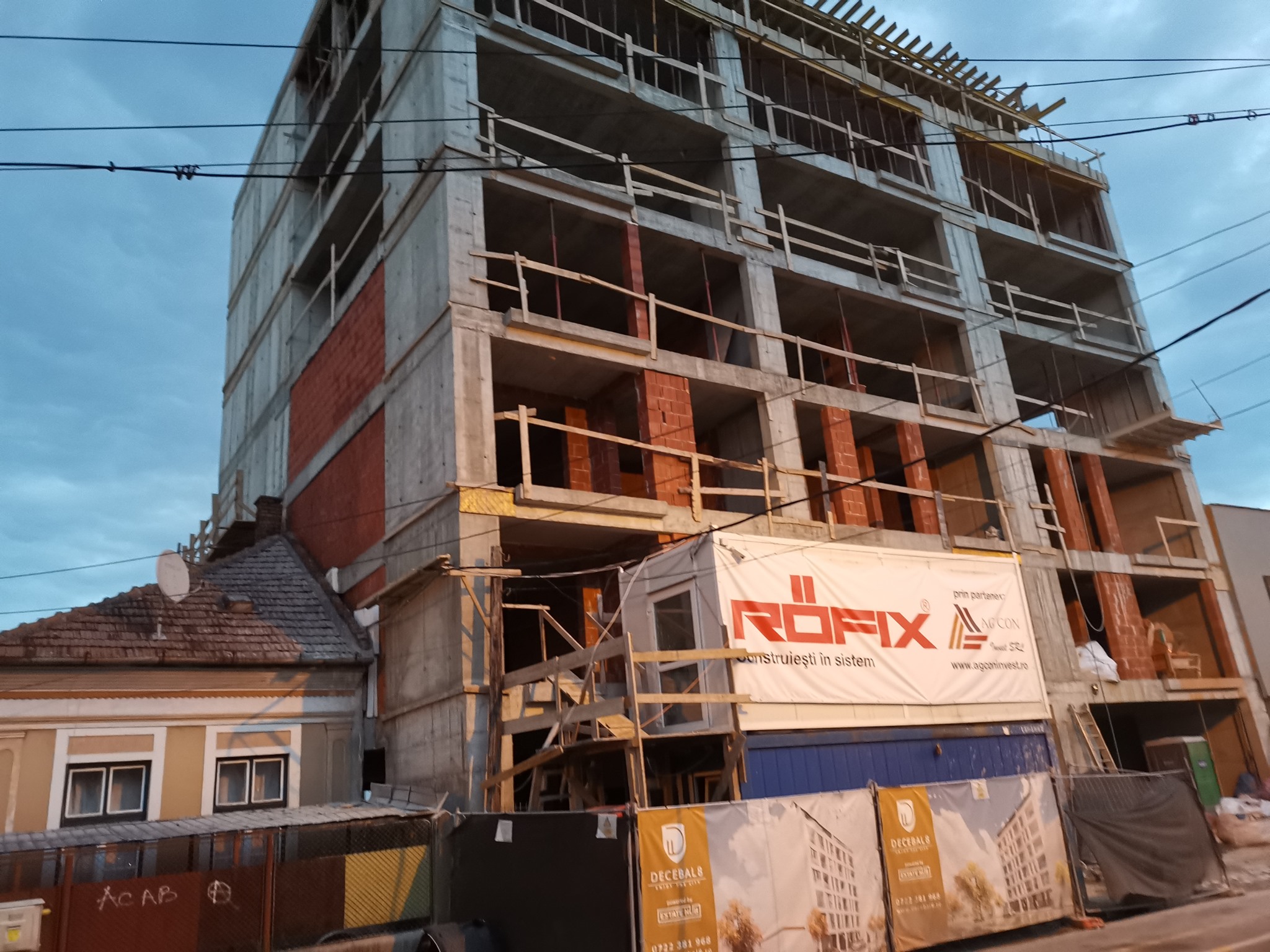 Foto Cluj. Un bloc de 28 de apartamente strâns lipit de o casă 1