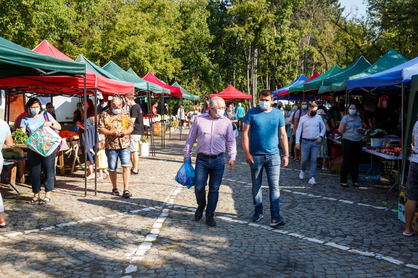 (Foto) Cluj: Primarul Emil Boc a făcut cumpărături în piața volantă din Gheorgheni. Produse proaspete, recomandate de primar 2