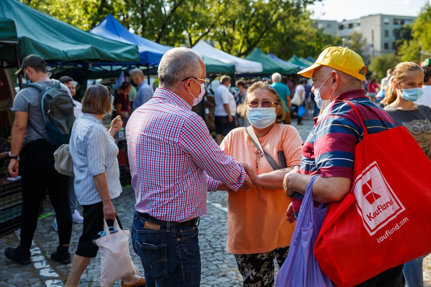 (Foto) Cluj: Primarul Emil Boc a făcut cumpărături în piața volantă din Gheorgheni. Produse proaspete, recomandate de primar 6