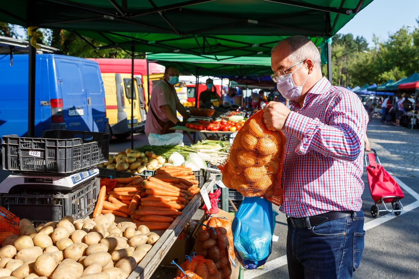 (Foto) Cluj: Primarul Emil Boc a făcut cumpărături în piața volantă din Gheorgheni. Produse proaspete, recomandate de primar 5