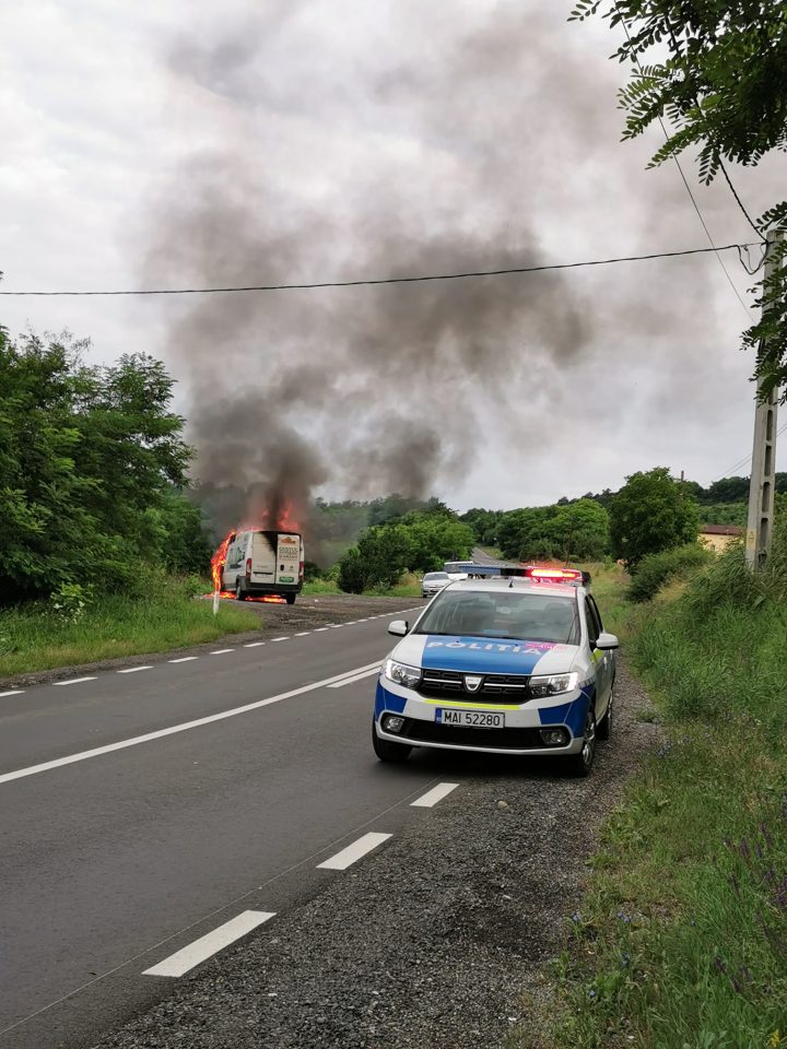 Video Cluj. O dubă a luat foc în trafic. „Stingătoare nu aveau șoferii care s-au oprit?” 1