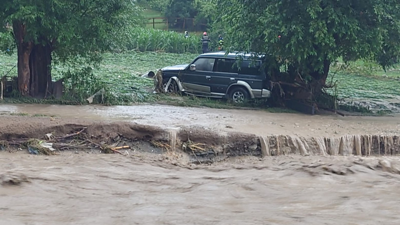 (Foto/Video) Inundații puternice. Un șofer din Cluj a fost prins de viitură 2
