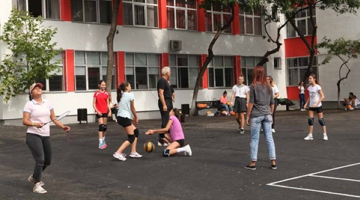 Cluj. Emil Boc: „Directorii care nu permit accesul elevilor în curțile școlii în afara orelor vor fi demiși” 1