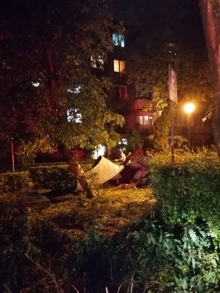 (Foto) Furtună Cluj. Două persoane rănite, 150 de apeluri la ISU, niciun mesaj de avertizare, terasele din Centru erau aproape pline 3