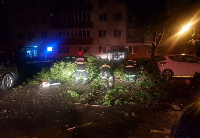 (Foto) Furtună Cluj. Două persoane rănite, 150 de apeluri la ISU, niciun mesaj de avertizare, terasele din Centru erau aproape pline 1