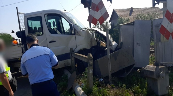 Mașină lovită de tren în Apahida. Două persoane au ajuns la spital 1