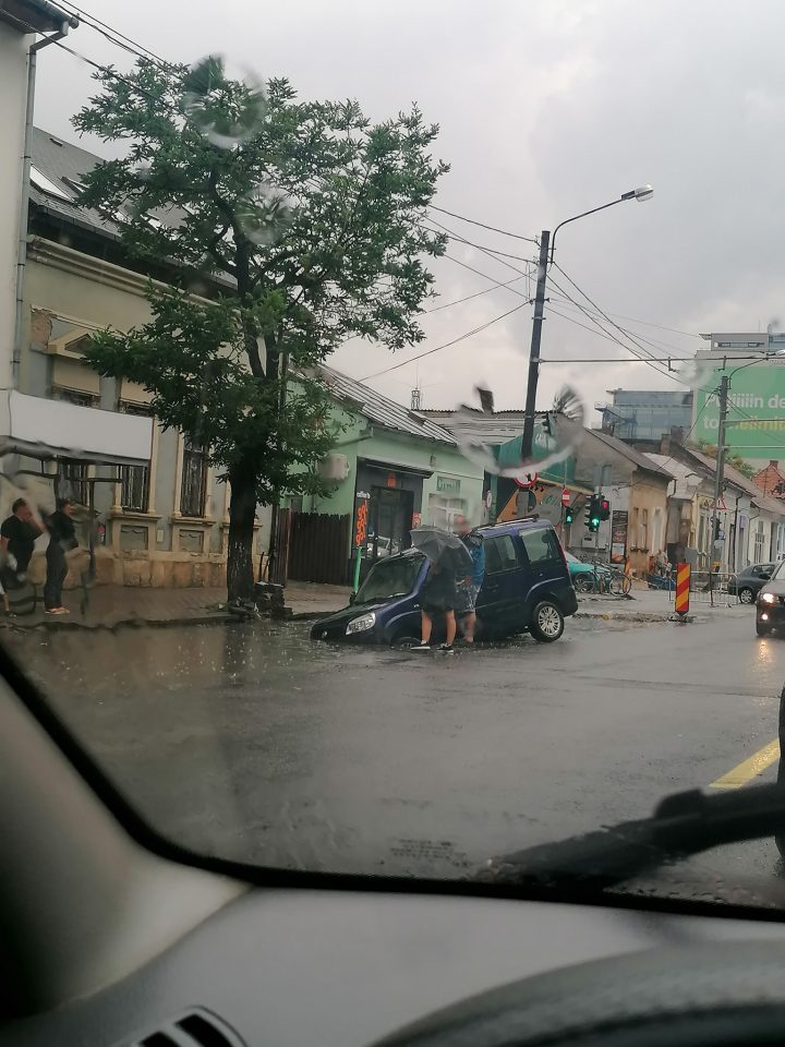 Foto Cluj. Mașină „înfiptă bine în șosea”. „Baliză direcțională care indică șoferilor să ocolească prin dreapta, prin șanț” 2