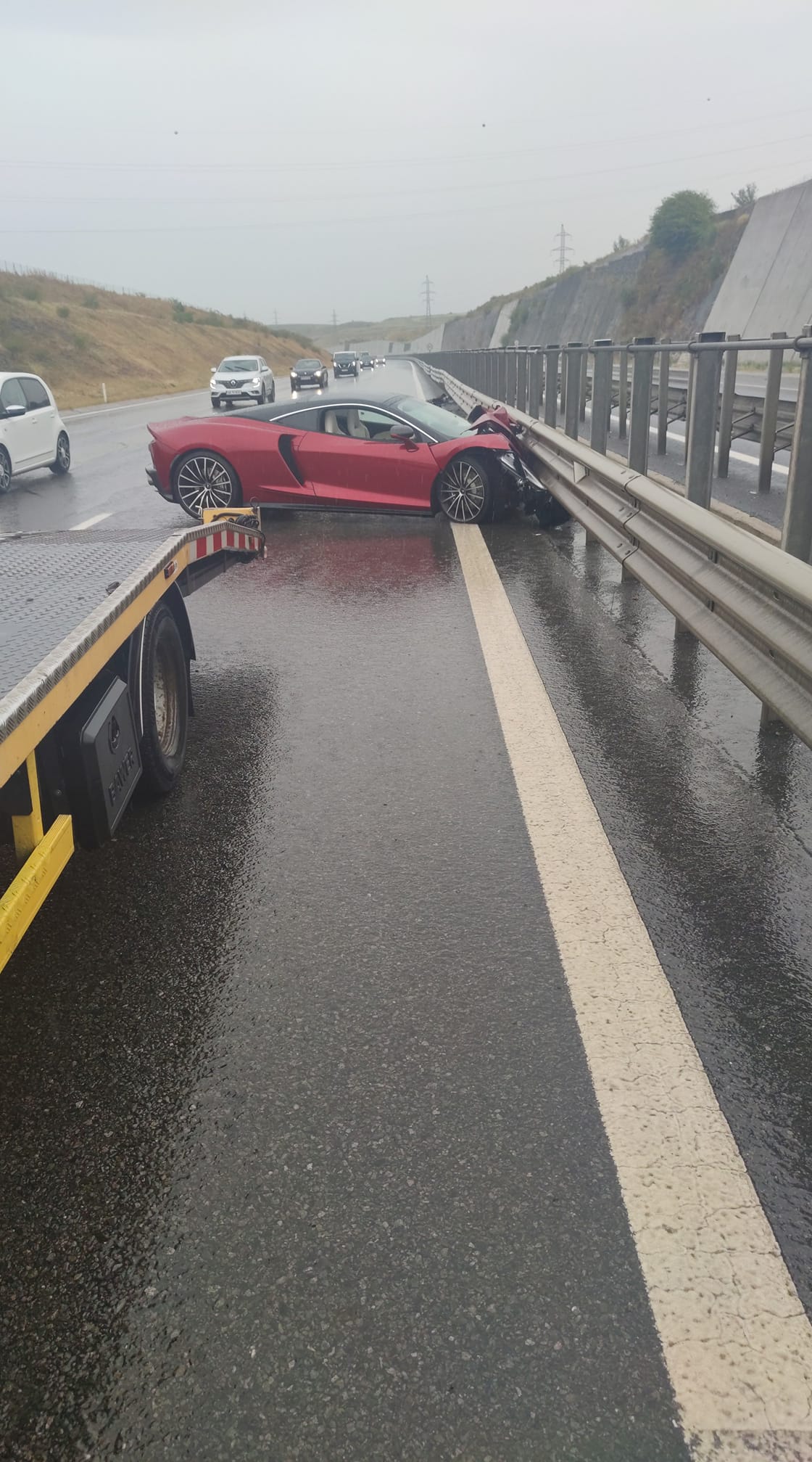 (Foto) Bolid de lux făcut praf pe Autostrada Transilvania 2