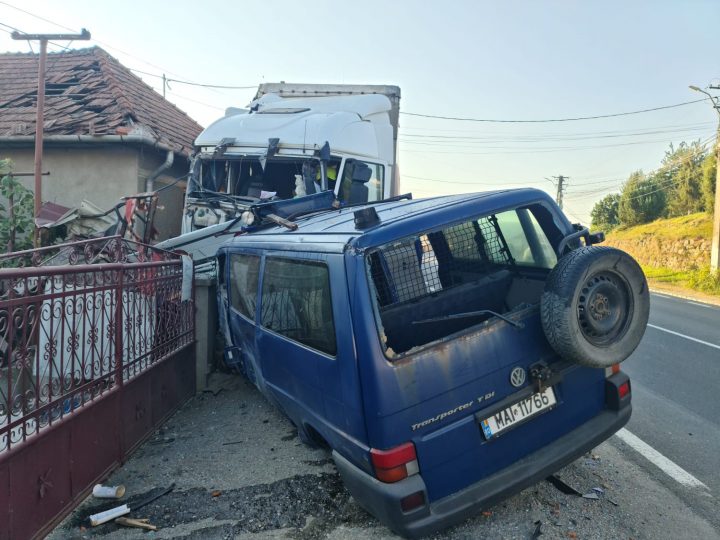 (Foto) Mașină de Poliție și o dubă a Jandarmeriei spulberate de un TIR pe drumul dintre Cluj şi Zalău 1