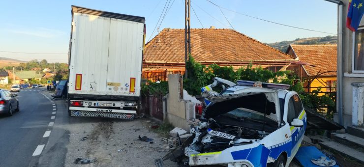(Foto) Mașină de Poliție și o dubă a Jandarmeriei spulberate de un TIR pe drumul dintre Cluj şi Zalău 2