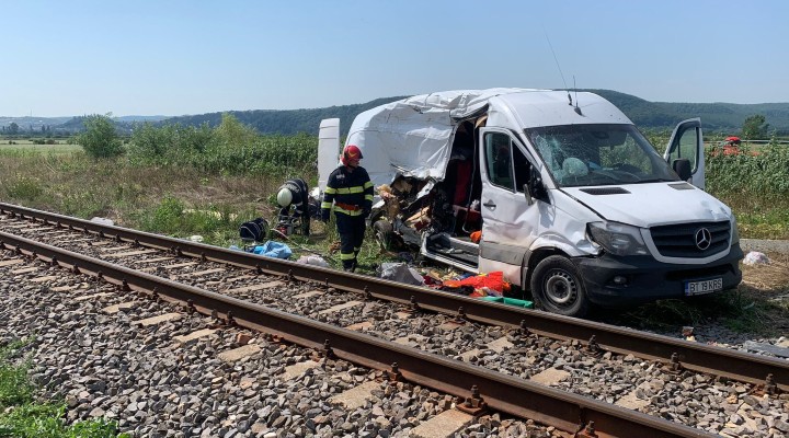 Cluj: A murit una dintre pasagerele microbuzului lovit ieri de tren. Fiica se află în comă profundă 1