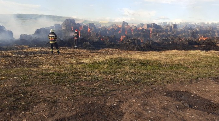(Foto) Cluj: Incendiu de amploare în Ceanu Mic. Peste 2.700 de baloți de paie au ars 1