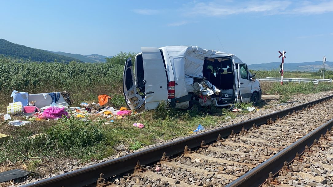 Cluj: O fată de 13 ani, printre cei 9 răniți în accidentul în care un microbuz a fost lovit de tren. Șoferul, singurul care a scăpat nevătămat 1