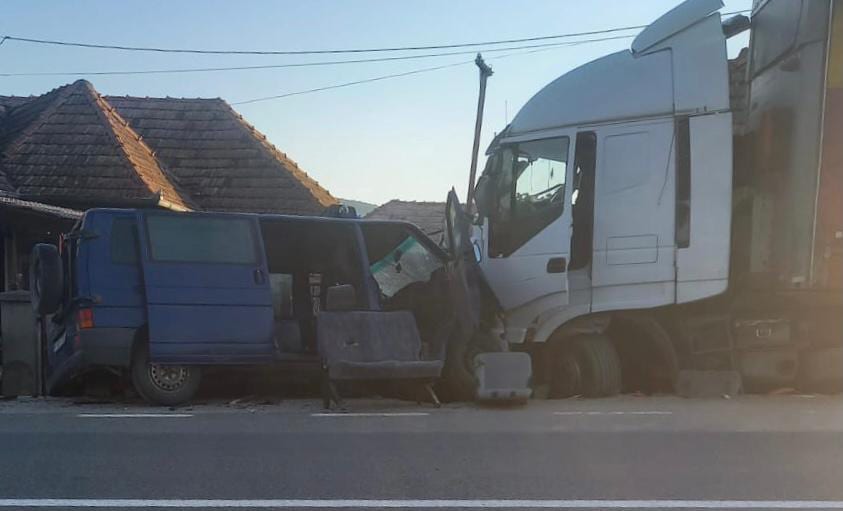 (Foto) Mașină de Poliție și o dubă a Jandarmeriei spulberate de un TIR pe drumul dintre Cluj şi Zalău 3