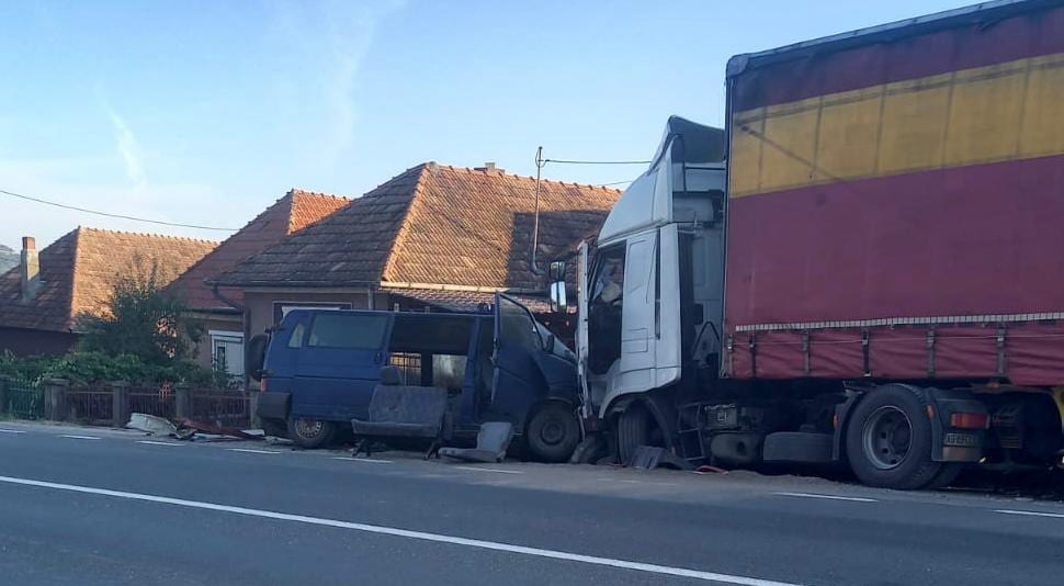 (Foto) Mașină de Poliție și o dubă a Jandarmeriei spulberate de un TIR pe drumul dintre Cluj şi Zalău 4