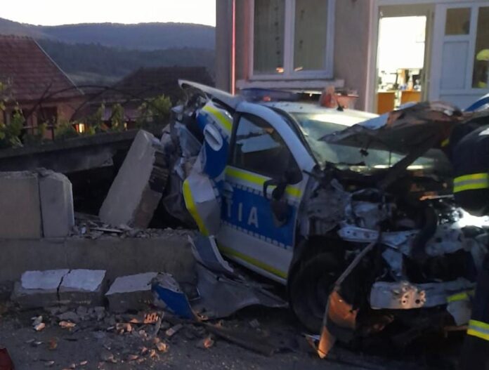 (Foto) Mașină de Poliție și o dubă a Jandarmeriei spulberate de un TIR pe drumul dintre Cluj şi Zalău 5