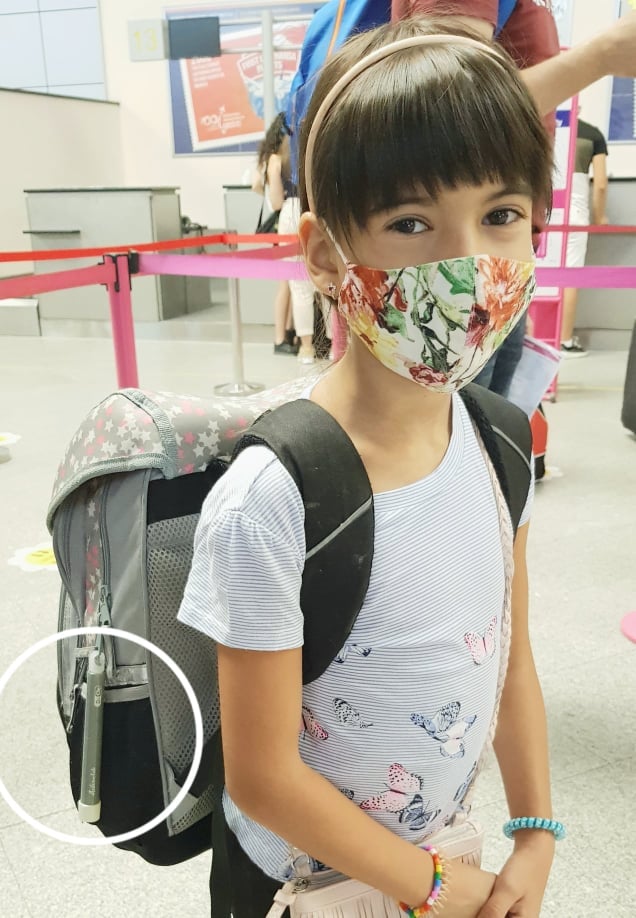 Actorul Bogdan Bob Radulescu, despre dezinfectantul portabil Dr.Clo : „Ea e fiică-mea. Vedeți stick-ul ăla gri agățat de ghiozdanul ei? Timp de 50 de zile, in jurul acelui stick, pe o suprafață de 9 metri cubi, aerul este 99.9 dezinfectat de viruși și bacterii” 1