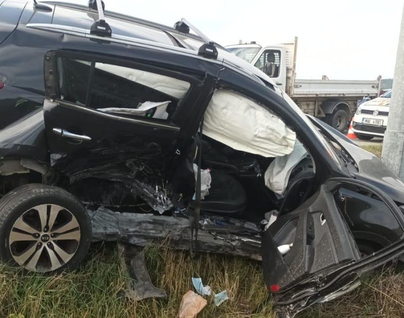 Un șofer din Cluj Napoca și-a băgat în spital soția și cei doi copii, după ce a lovit violent un alt autoturism 1