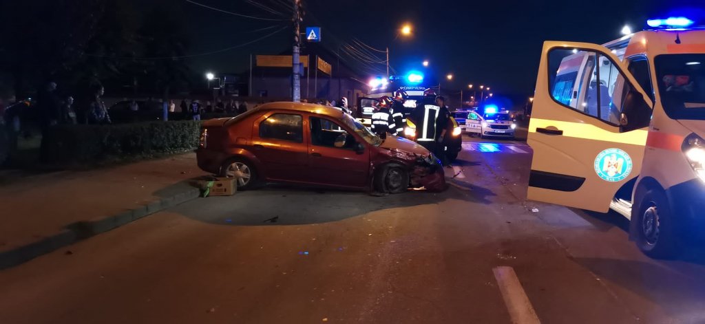 (Foto/Video) Cluj: Accident grav cu trei victime. O mașină a fost aruncată într-un imobil 2
