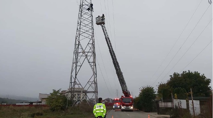 Un bărbat s-a urcat pe un stâlp de electricitate în Florești și a amenințat că se aruncă 1