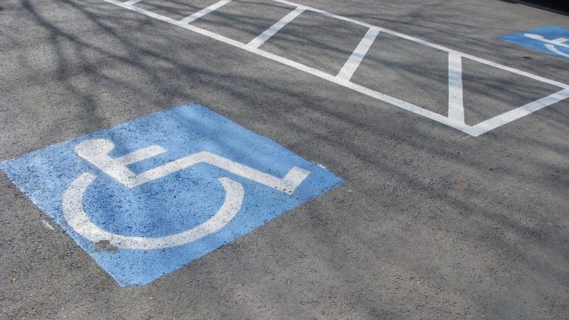 Cum a obținut o șoferiță din Cluj anularea amenzii după ce a parcat pe locurile destinate persoanelor cu handicap 1