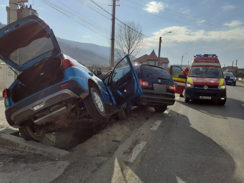 (Foto) Cluj. Accident: Două mașini au ajuns în șanț 2
