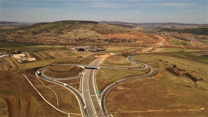 (Video) Mobilizare impresionantă. 1.000 de muncitori lucrează pe autostrada Nădășelul-Zimbor. Când ar putea fi gata 1