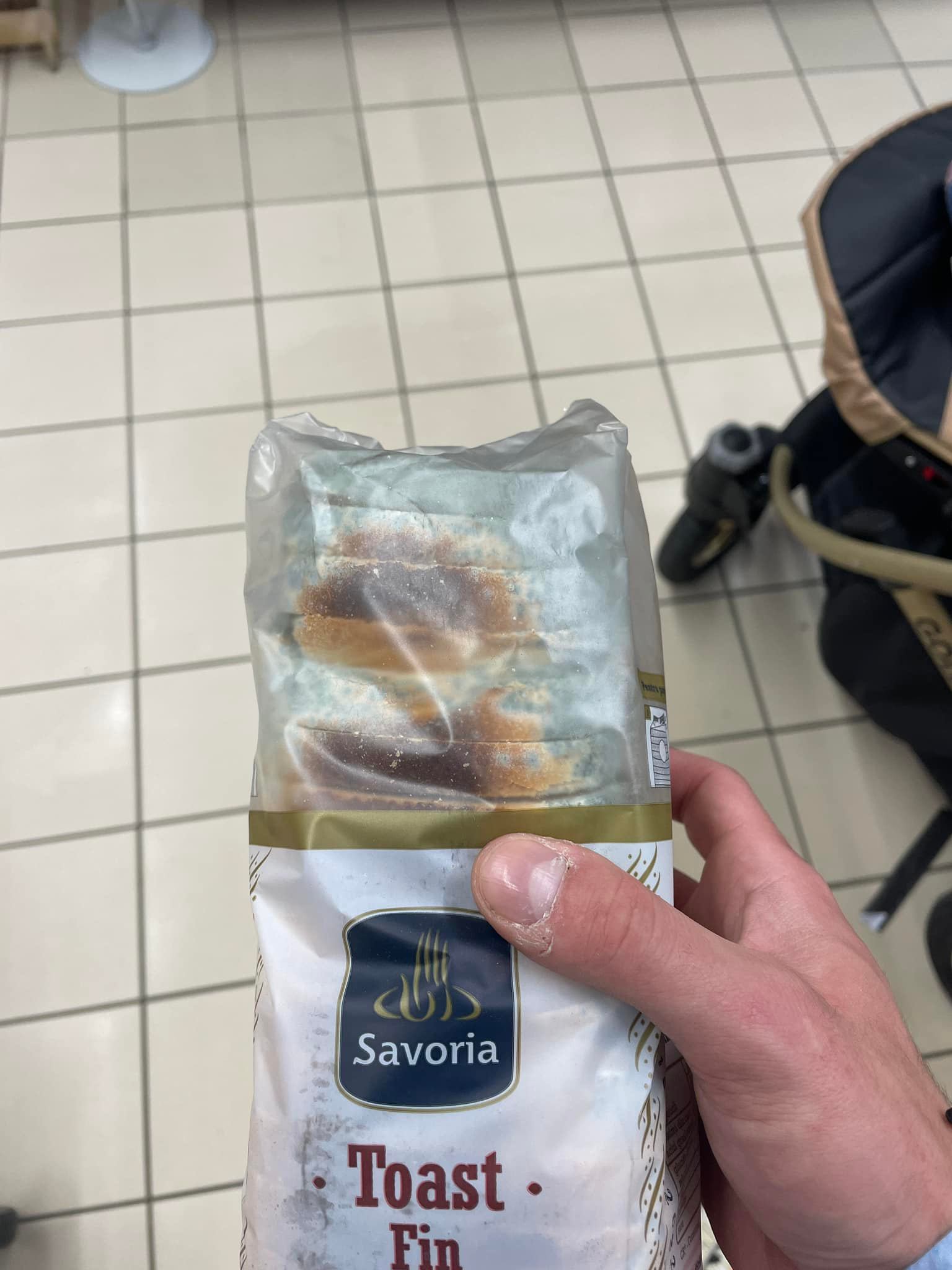 Cluj: Pâine mucegăită la Carrefour VIVO. „Am strâns din ea a ieșit fum 🤣🤣🤣🤣” 1