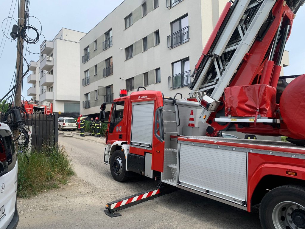 (Foto) Incendiu Cluj. Arde un apartament. Doi adulți și un copil de la etajul doi au fost evacuați 3