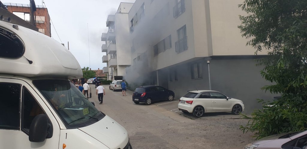 (Foto) Incendiu Cluj. Arde un apartament. Doi adulți și un copil de la etajul doi au fost evacuați 5