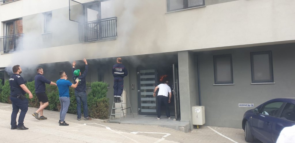 (Foto) Incendiu Cluj. Arde un apartament. Doi adulți și un copil de la etajul doi au fost evacuați 2