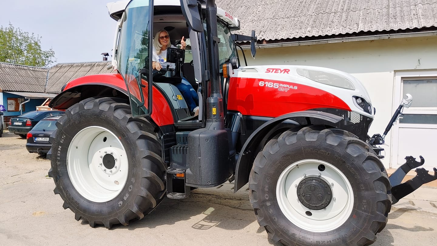 O femeie a străbătut Transilvania pe tractor. Finalul traseului va fi la USAMV Cluj-Napoca 2
