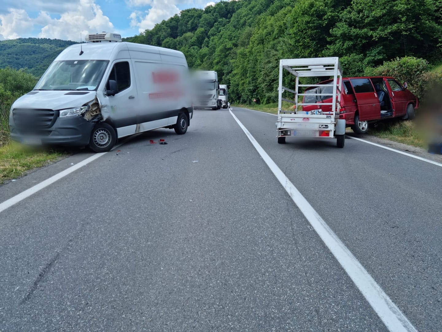 (FOTO) Accident Cluj. O șoferiță a fost zdrobită după ce a intrat în coliziune cu un autocamion. 5 mașini lovite 3