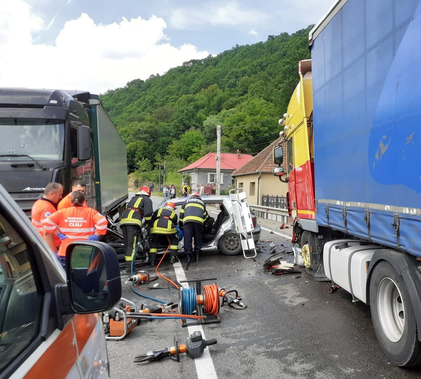 (FOTO) Accident Cluj. O șoferiță a fost zdrobită după ce a intrat în coliziune cu un autocamion. 5 mașini lovite 2